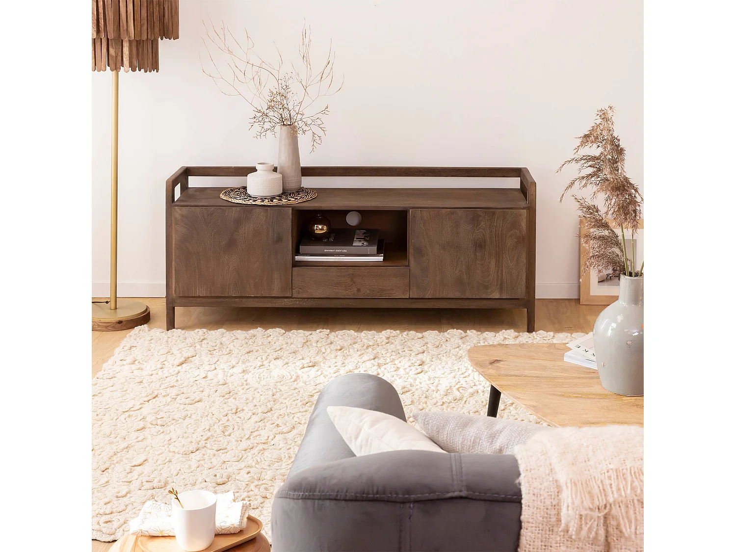 Mueble de TV de madera de mango marrón Emile con almacenamiento