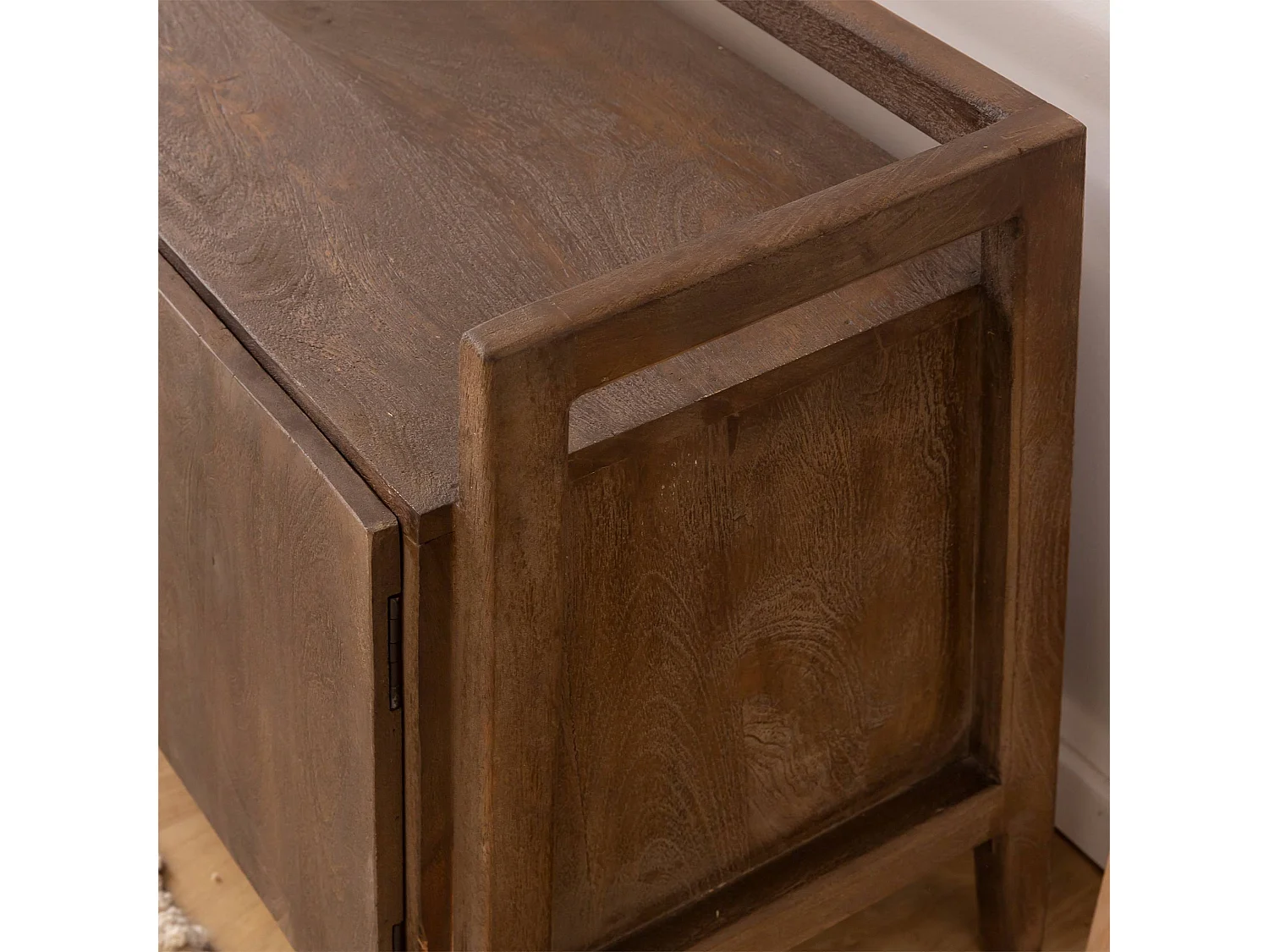 Mueble de TV de madera de mango marrón Emile con almacenamiento