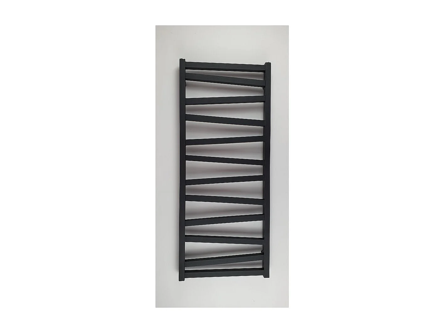 Radiateur sèche-serviettes eau chaude design CYRKA 97 x 50 cm noir mat