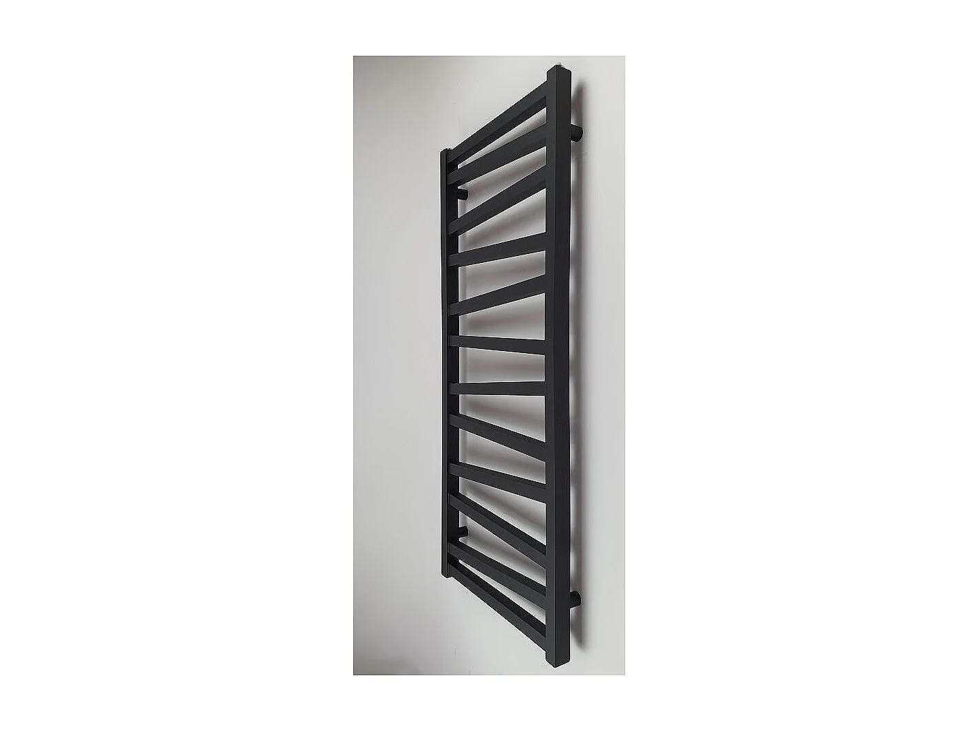 Radiateur sèche-serviettes eau chaude design CYRKA 97 x 50 cm noir mat
