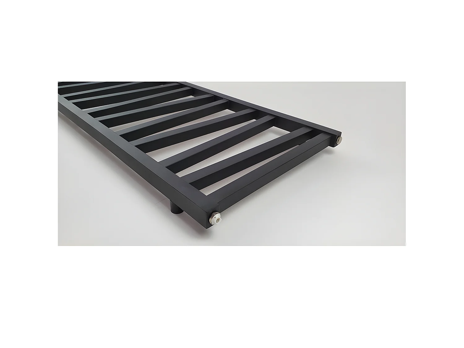 Radiateur sèche-serviettes eau chaude design CYRKA 119 x 50 cm noir mat
