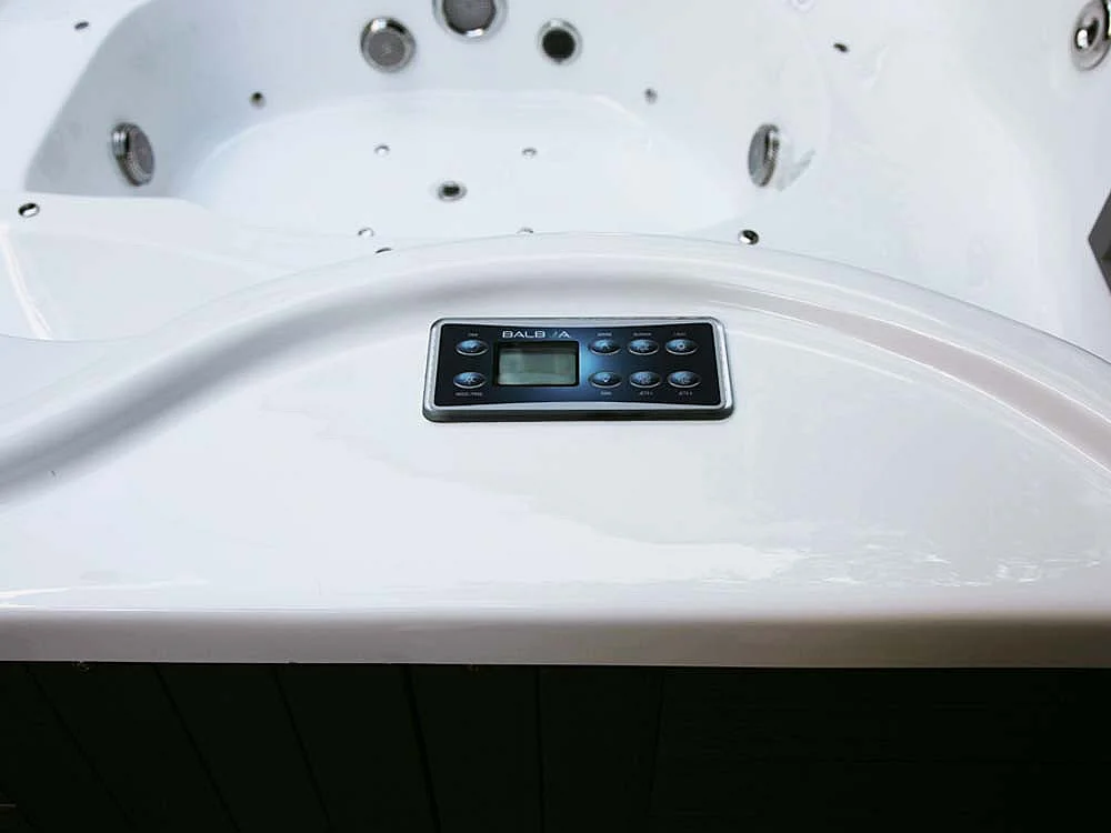 Spa "Cuba" 6 places - Cuve blanc - système Balboa +Bluetooth intégré - 220x210x80cm