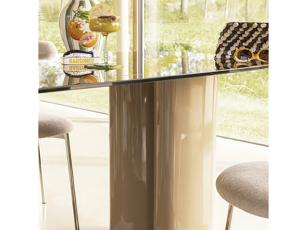 Alty - Table à manger 8 personnes en verre et pieds bois vert - Verre ambré