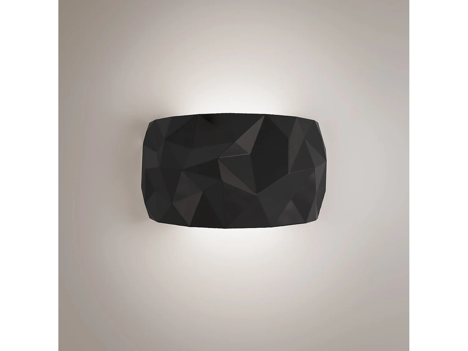 Luminária de parede inclinada cerâmica preta, difusor prismático, tecnologia LED regulável integrada e temperatura de luz selecionável bivolt