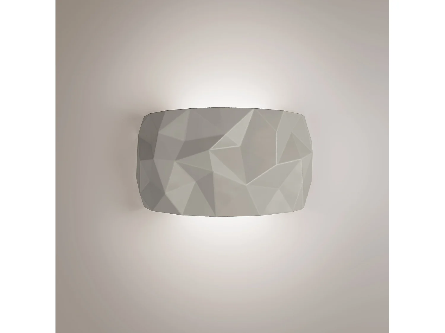 Angled Applique en céramique artisanale grise avec diffuseur prismatique et technologie LED graduable TRIAC, rendu des couleurs élevé CRI 90