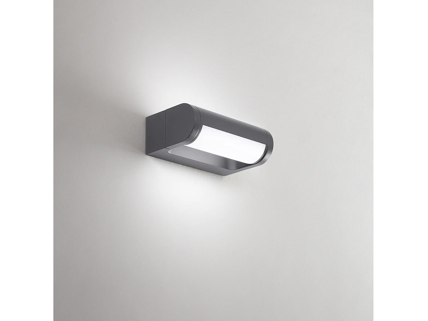 Aplique LED em alumínio lacado antracite mate 12W 3000K, design moderno para iluminação exterior com difusor orientável de qualidade - Perenz