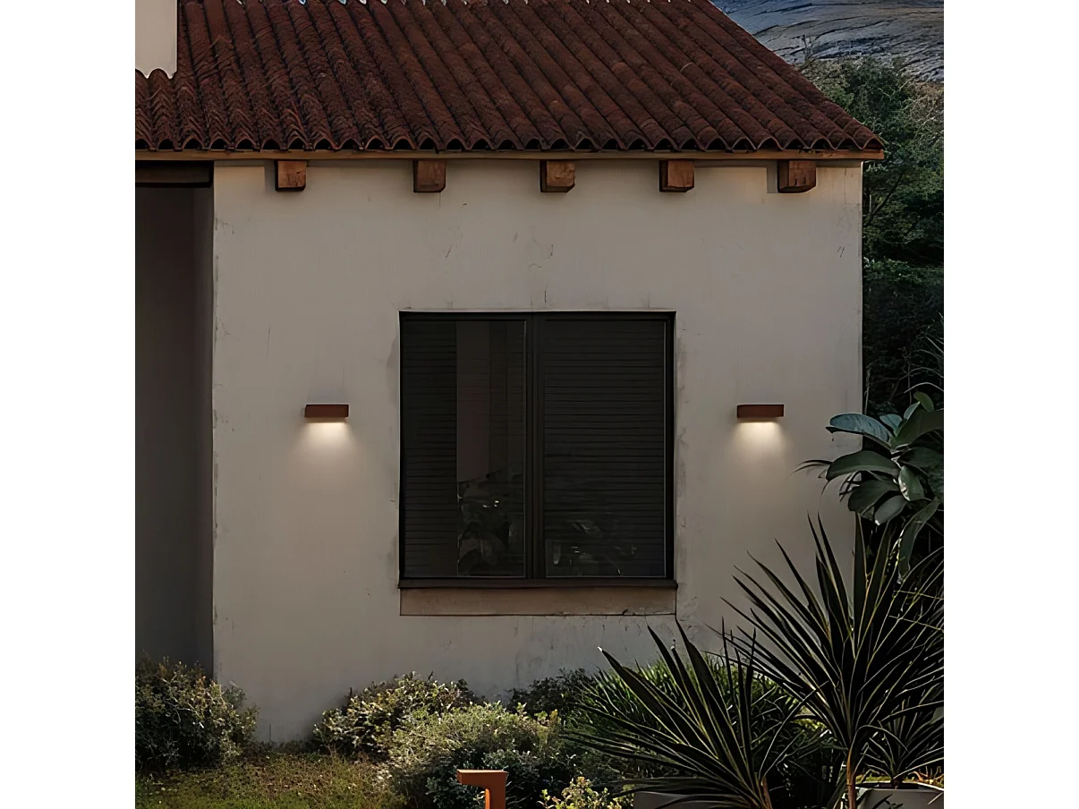 Asymmetrisk væglampe med 3 lyskilder i corten-aluminium, 15,5 W 3000K LED, IP54-beskyttelsesklasse til professionel udendørsbelysning
