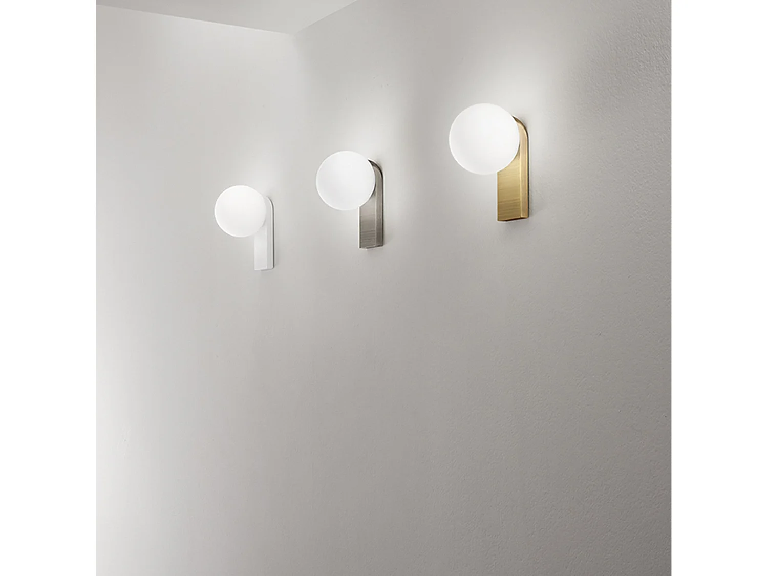 Aplique LED em Alumínio e Vidro Soprado, Estrutura Cinza Titânio, 8W 3000K, Design Moderno e Elegante para Interiores e Exteriores - Perenz