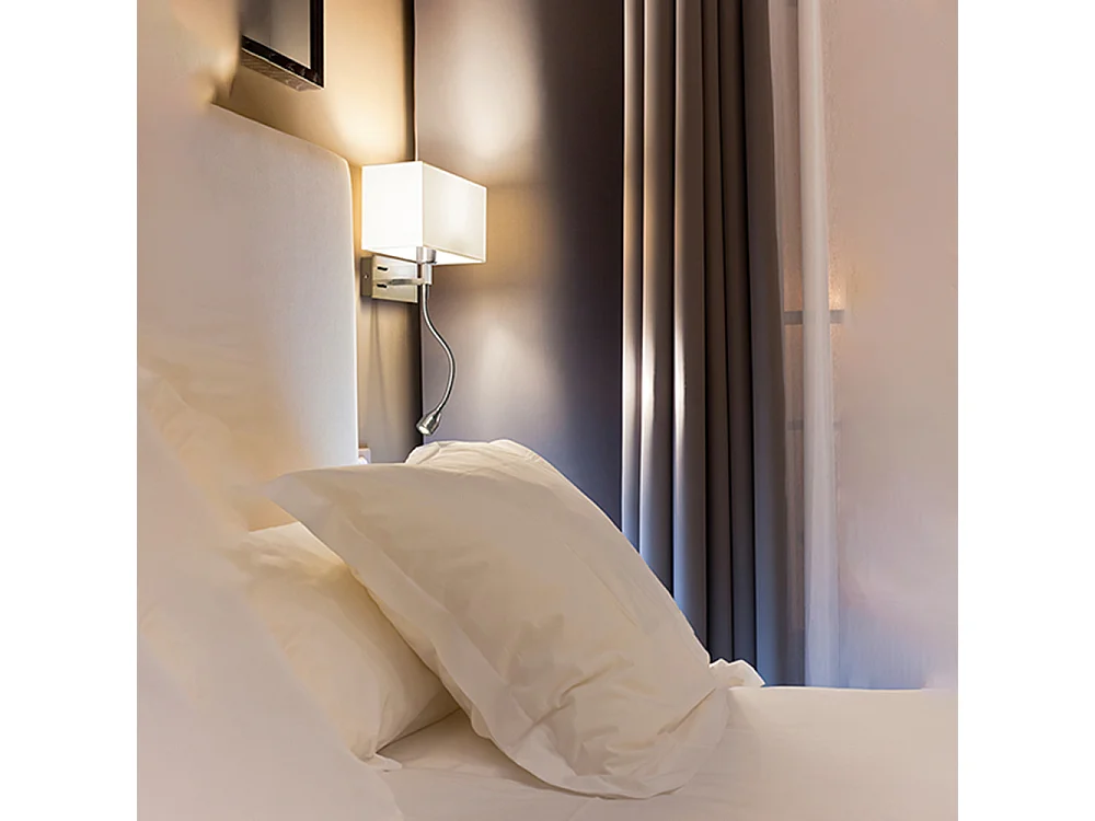 Aplique pared metal cromado cepillado serie 10S45882, pantalla tela blanca, casquillo E14 con LED integrado, orientación izquierda - Perenz