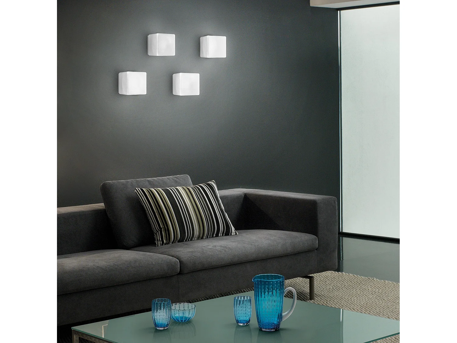 Lámpara de pared o techo cuadrada Dado en metal blanco mate con difusor de cristal triplex opal satinado, casquillo E27, dimensiones 16x16x16,5 cm.