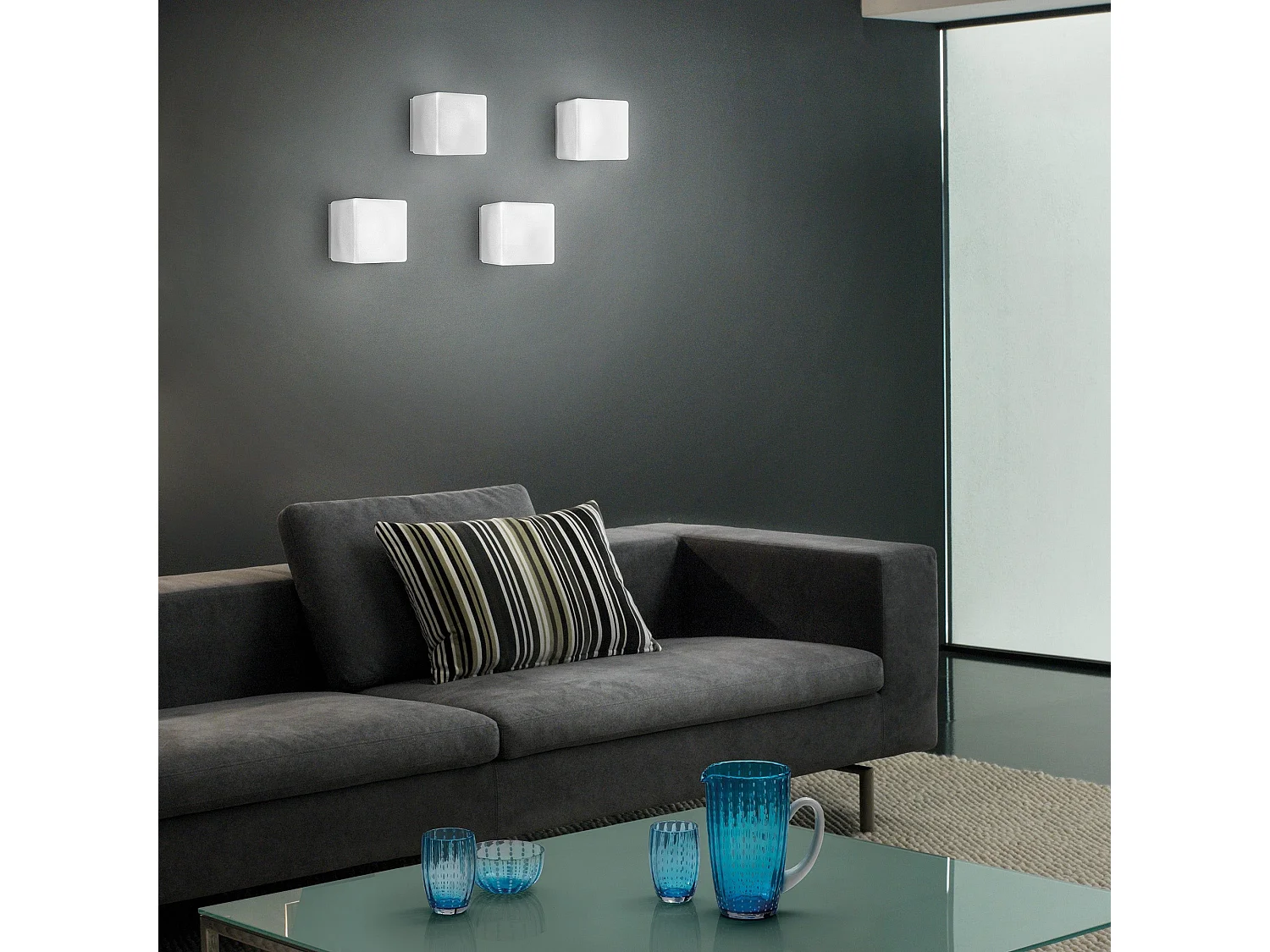 Lámpara de pared o techo cuadrada Dado en metal blanco mate con difusor de cristal triplex opal satinado, casquillo E27, dimensiones 16x16x16,5 cm.