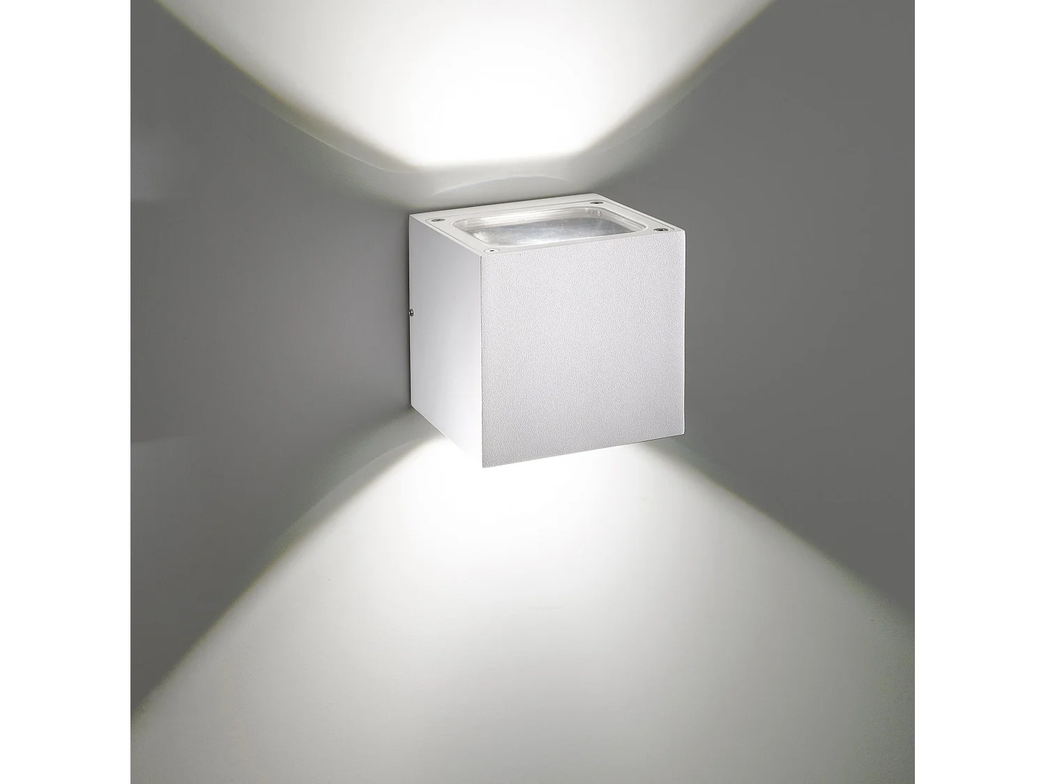 Lámpara de pared Sole para interior y exterior en aluminio blanco mate, LED 20W 3000K IP54, diseño moderno y minimalista, 12x12x12 cm, alta calidad.