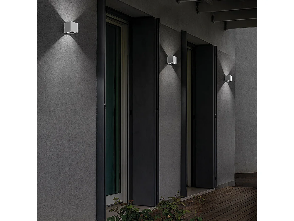 Lámpara de pared Sole para interior y exterior en aluminio blanco mate, LED 20W 3000K IP54, diseño moderno y minimalista, 12x12x12 cm, alta calidad.