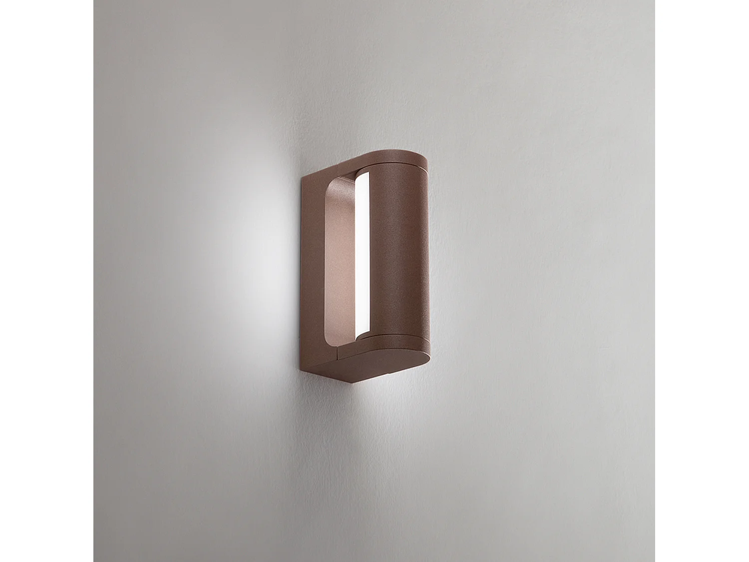 Aplique LED pared aluminio color Corten mate, 12W 3000K, diseño moderno exterior con difusor ajustable para iluminación eficiente - Perenz