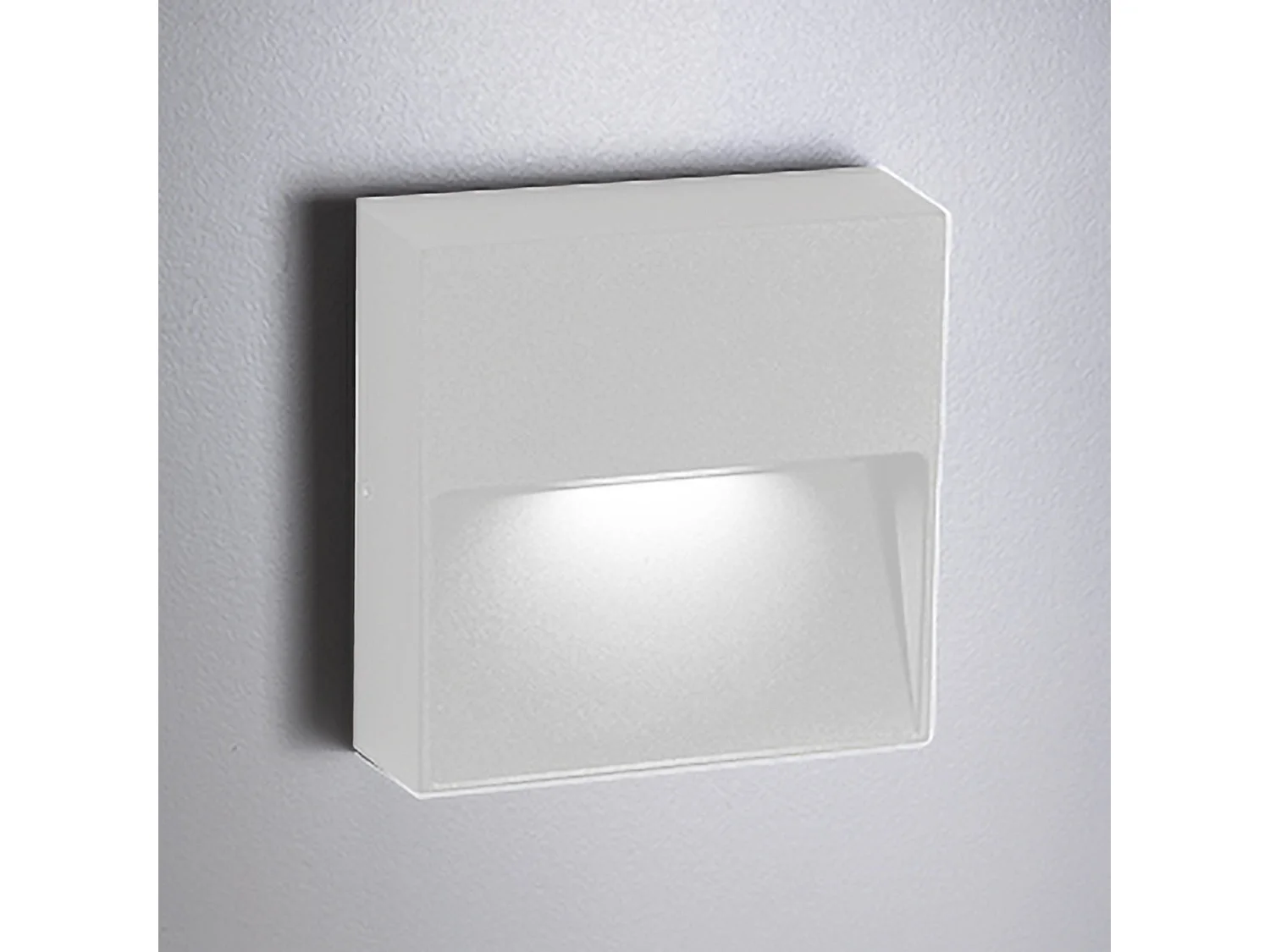 Lámpara de pared LED 4,5W 3000K IP54, aluminio blanco mate. Diseño compacto y moderno ideal para iluminación decorativa de exterior e interior.