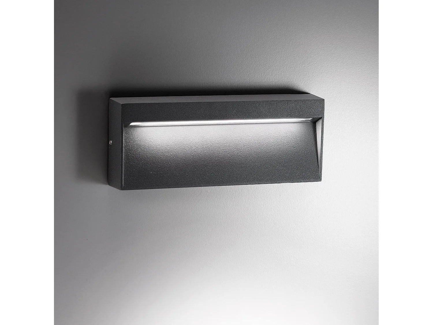 Lámpara de pared LED gris oscuro 8.5W IP54 3000K aluminio fundido a presión para interior y exterior. Diseño moderno elegante y línea delgada.