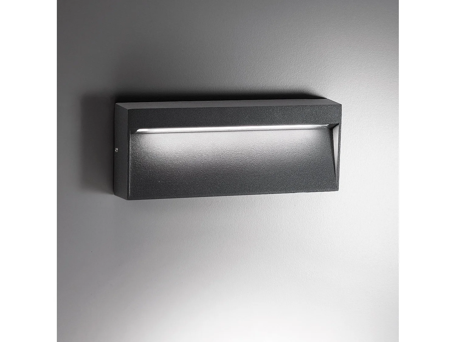 Mørkegrå LED-væglampe 8,5W IP54 3000K lavet af støbt aluminium til indendørs og udendørs brug, moderne og elegant design i en slank form, tilgængelig online.