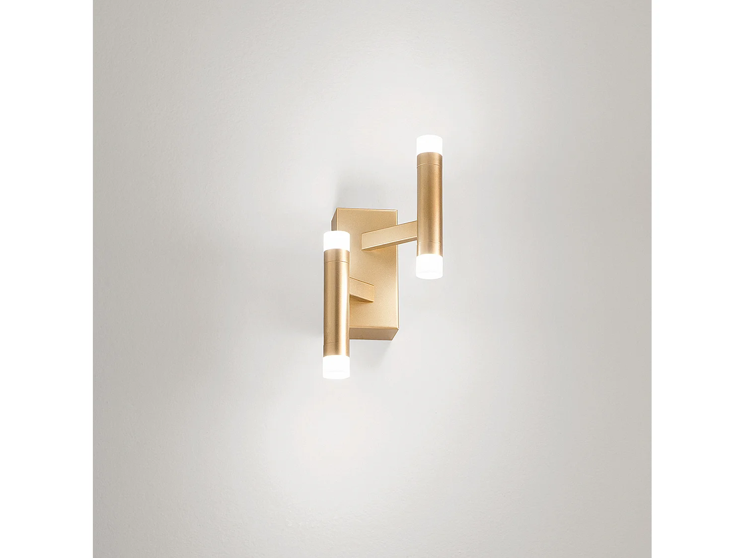Aplique de pared LED de metal dorado cepillado, diseño moderno con difusor satinado, 12W 3000K, regulable para iluminación interior - Perenz