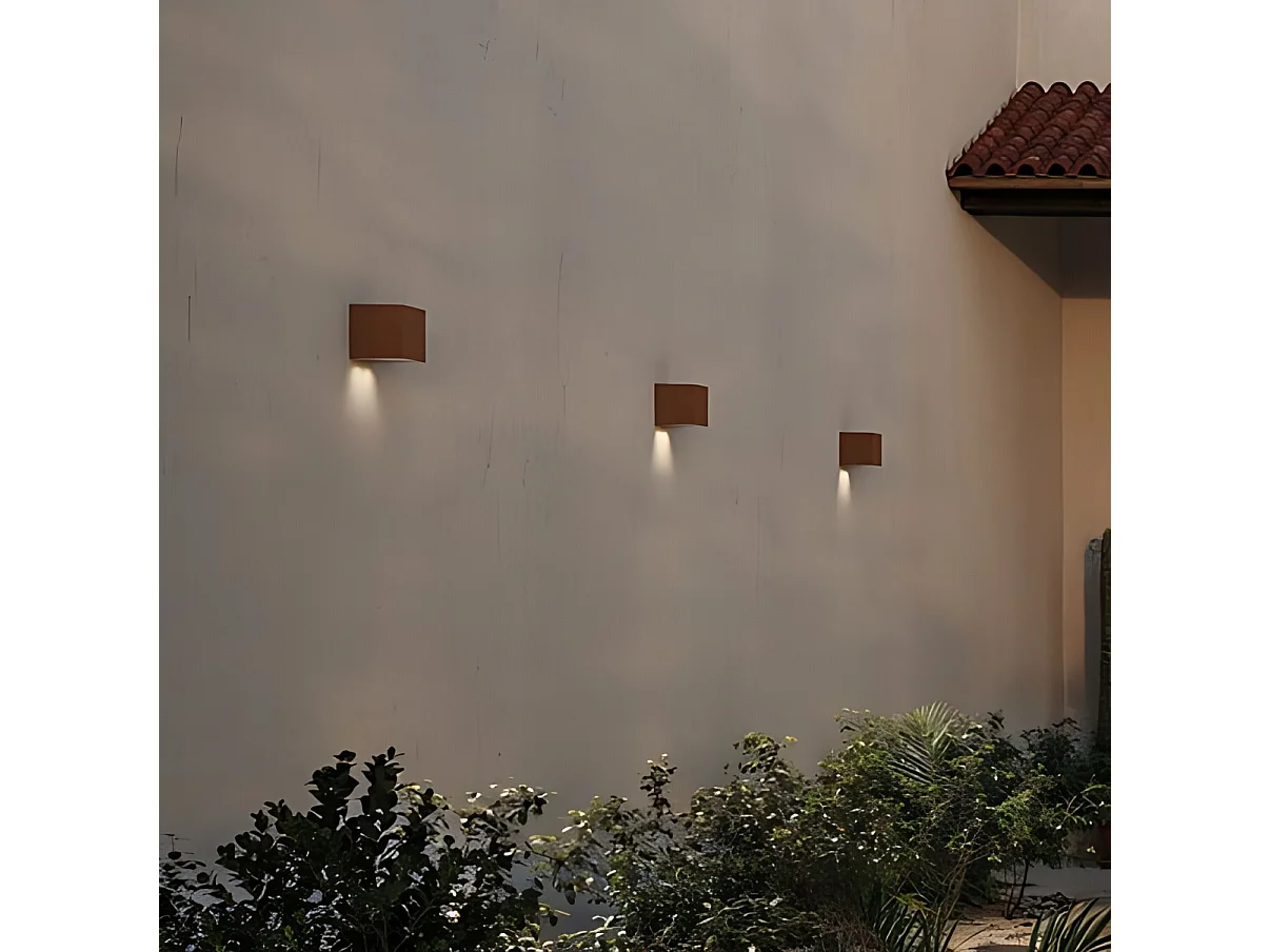 Asymmetrisk udendørs væglampe med 2 lyskilder, cortenbehandlet aluminiumsramme, 3000K LED, 10,5 W, IP54-beskyttelse, 12x12x12 cm