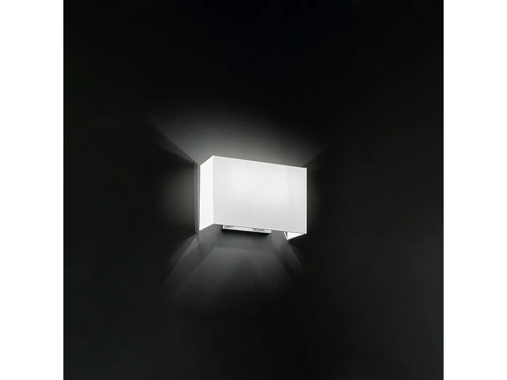 Aplique de pared de metal cromado cepillado con doble casquillo E27 y pantalla de tela blanca, ideal para iluminación interior - Perenz