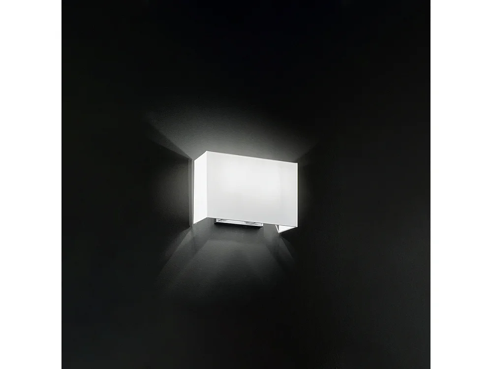 Aplique de pared de metal cromado cepillado con doble casquillo E27 y pantalla de tela blanca, ideal para iluminación interior - Perenz