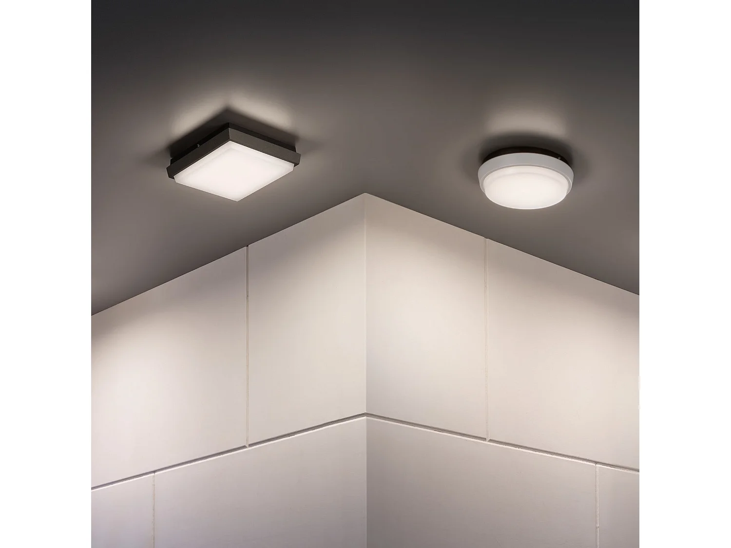 Væg- og loftslampe i aluminium, fremstillet af støbt aluminium i mørkegrå, 10W LED, IP54, 3000K, 1249 lm, moderne firkantet design, 17,5x17,5x4,5 cm