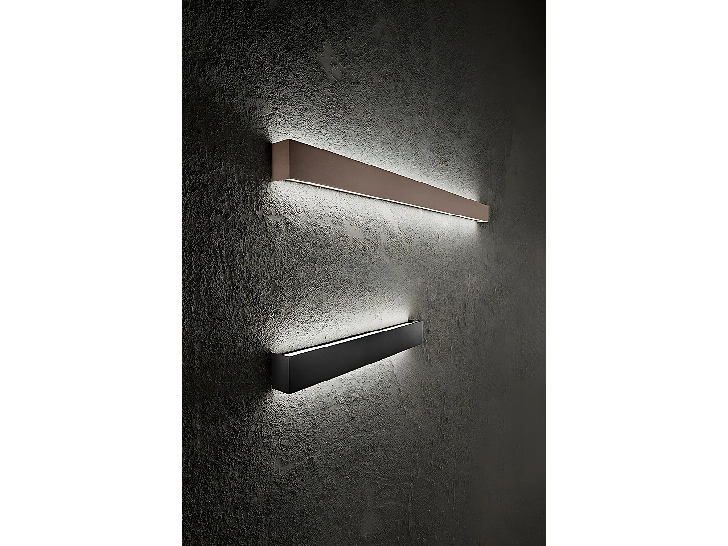 Aplique de pared LED serie 8278 en aluminio, color negro mate, 20W 3000K, diseño moderno y estilizado para una iluminación interior refinada - Perenz