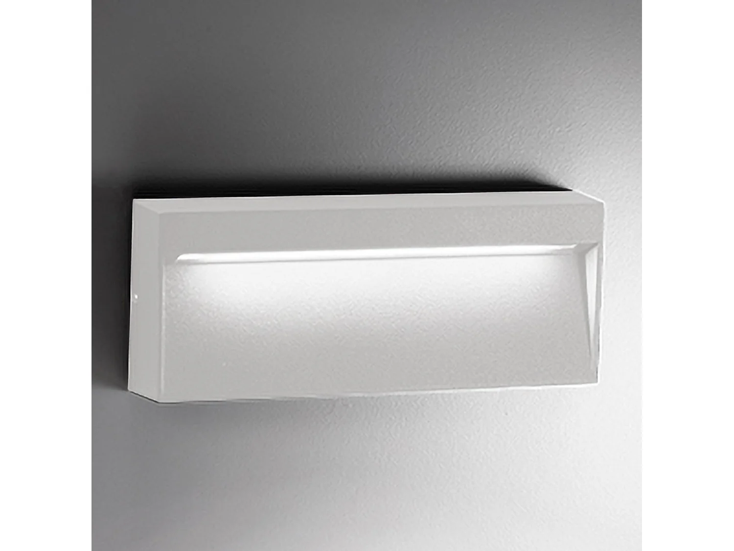 Lámpara de pared LED rectangular inferior en aluminio blanco mate, 8,5 W, IP54, 3000 K, 729 lm, ideal para iluminación residencial.