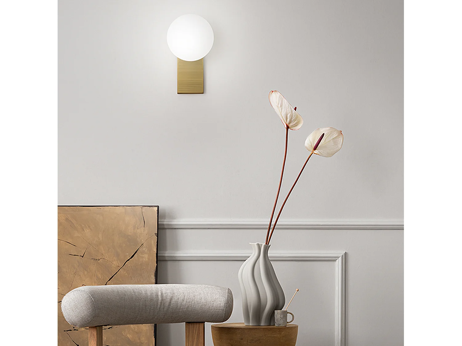 Aplique LED em Alumínio e Vidro Soprado, Estrutura em Latão Brunido, 8W 3000K, Design Moderno e Elegante para Interiores e Exteriores - Perenz