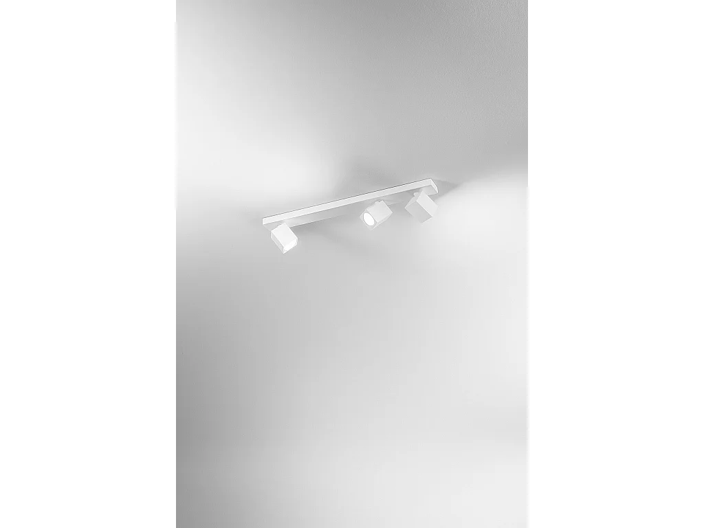 Justerbar spotlight med 3 lyskilder i mat hvid aluminium, metalramme, GU10-fatning, moderne og funktionelt design til indendørs brug - Perenz