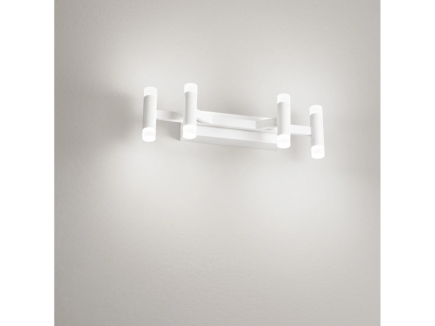 Aplique de pared LED moderno de metal con acabado blanco mate, 24W 3000K, elegante diseño geométrico para iluminación interior minimalista - Perenz