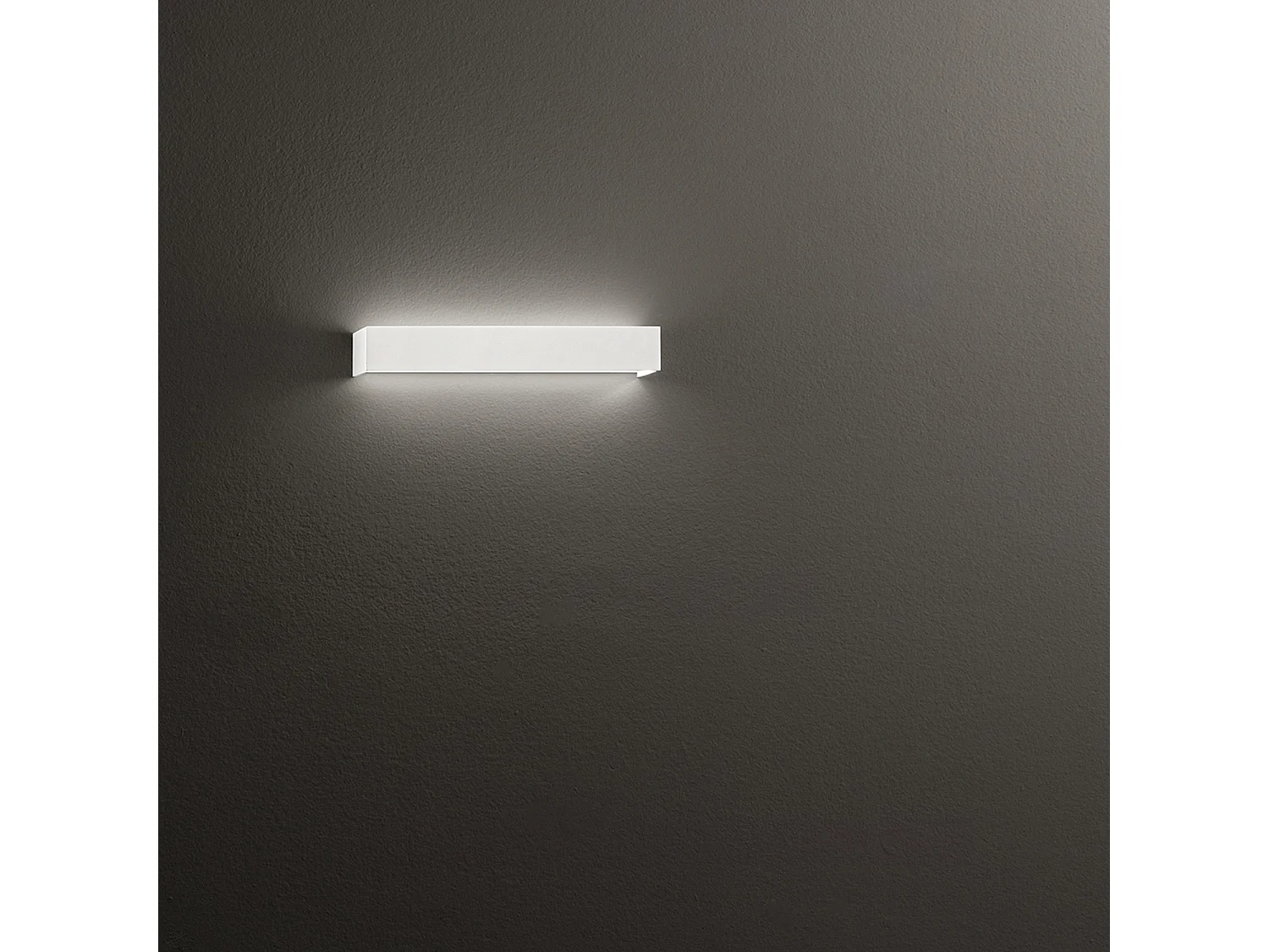 Lámpara de pared LED moderna en aluminio blanco mate de 30 W y 3000 K, diseño delgado y elegante para iluminación interior - Perenz