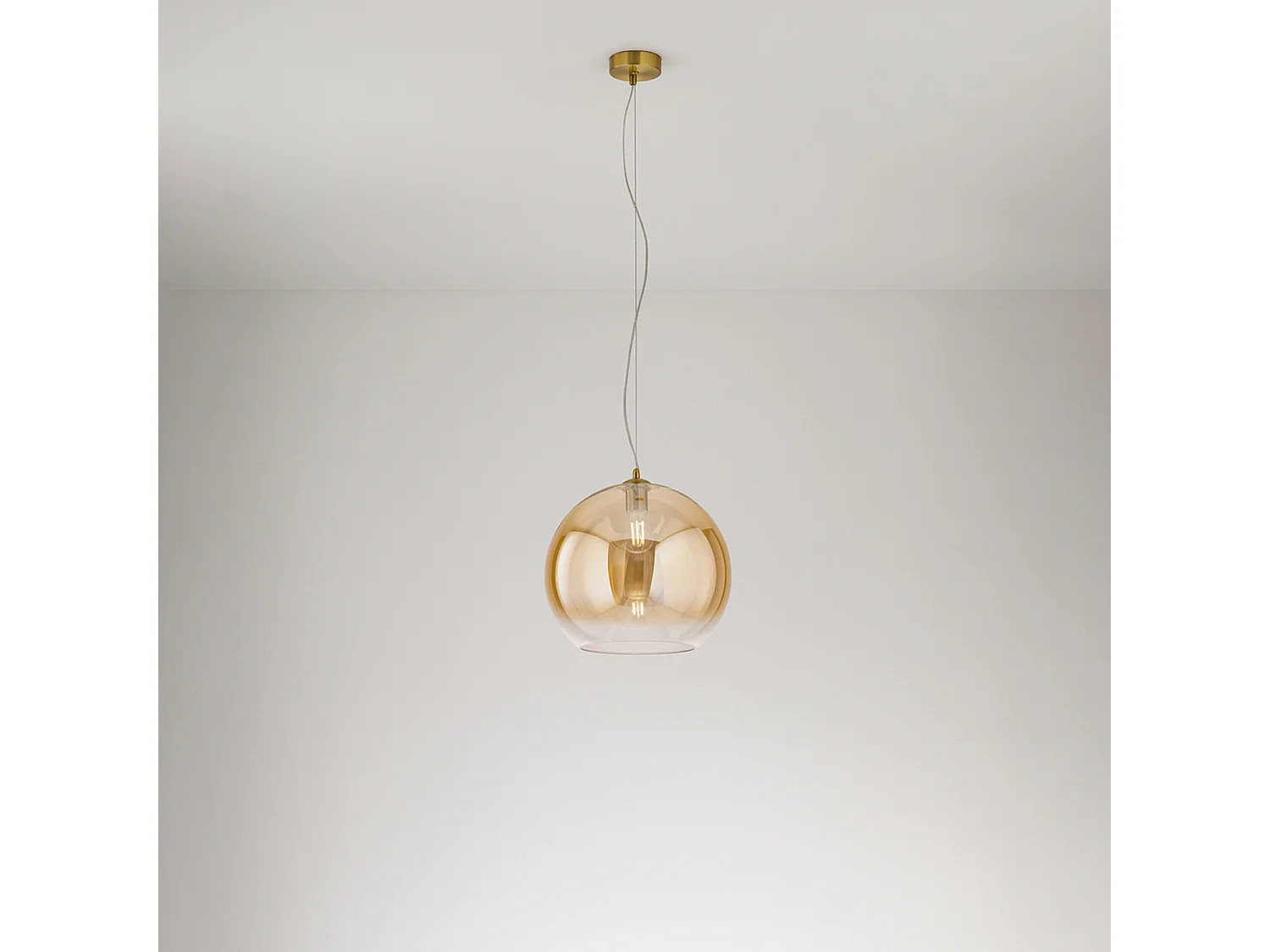 Hanglamp van gehard amberkleurig glas met een gepolijst messing frame en aluminium constructie, E27 fitting, diameter 35 cm - Perenz