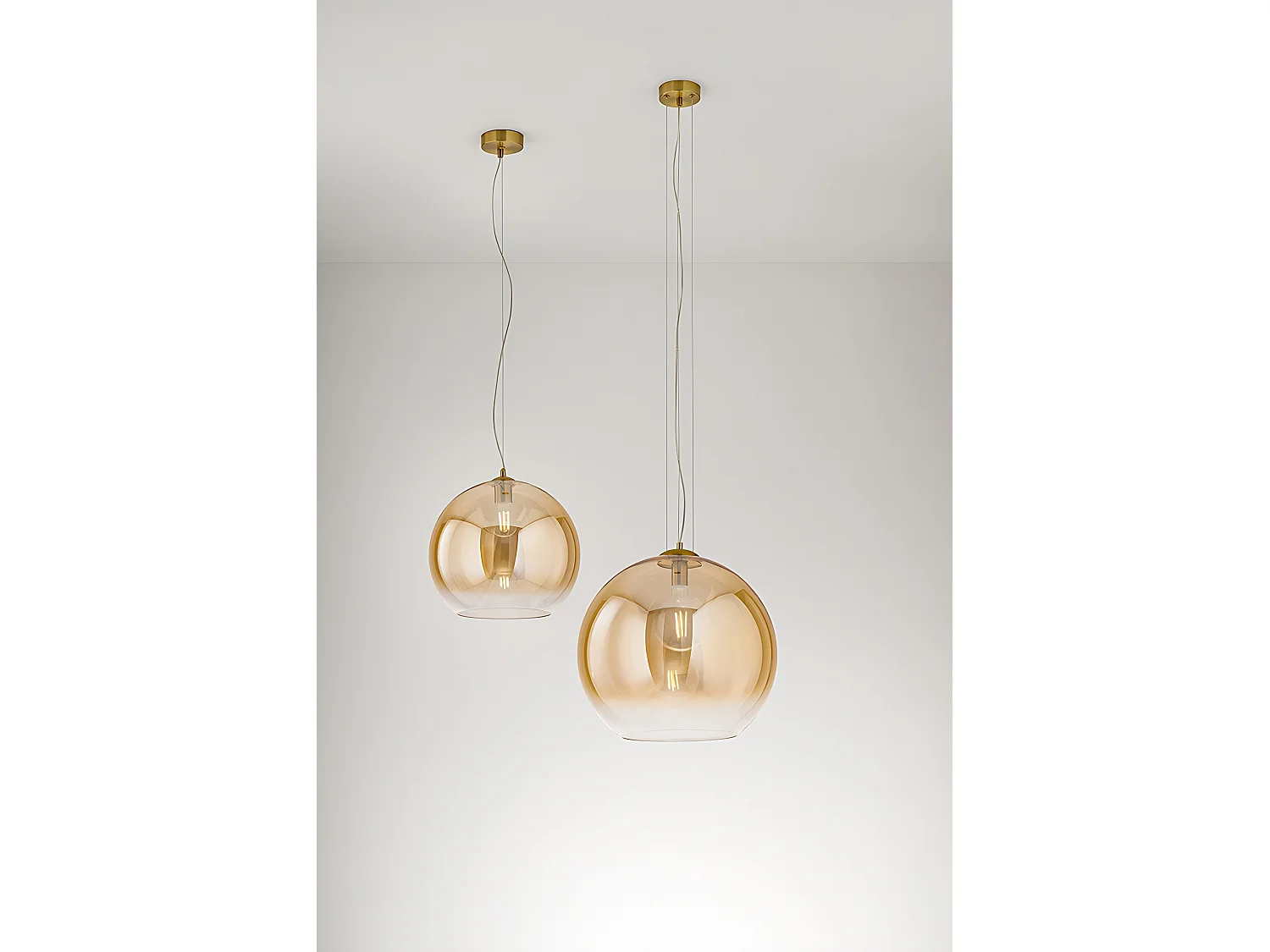 Luminária suspensa em vidro soprado 10S48526, cor âmbar transparente e latão brunido, casquilho E27, diâmetro 45 cm, altura 191 cm da marca Perenz