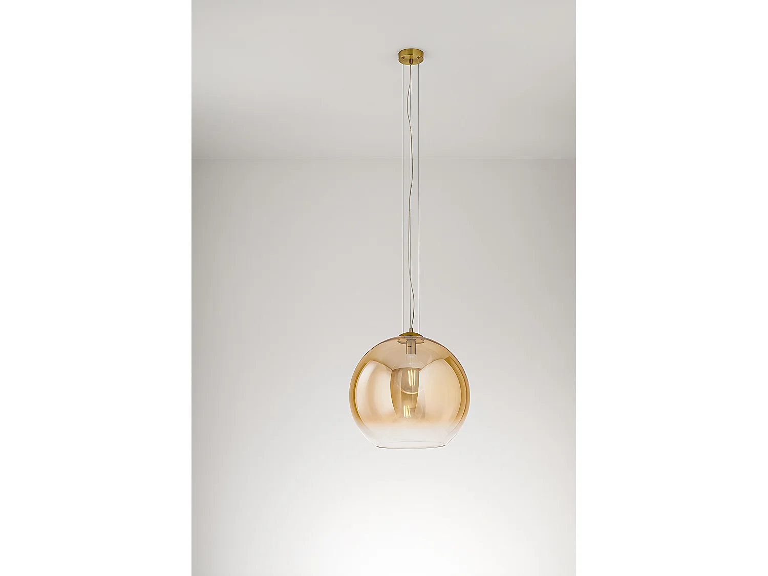 Luminária suspensa em vidro soprado 10S48526, cor âmbar transparente e latão brunido, casquilho E27, diâmetro 45 cm, altura 191 cm da marca Perenz