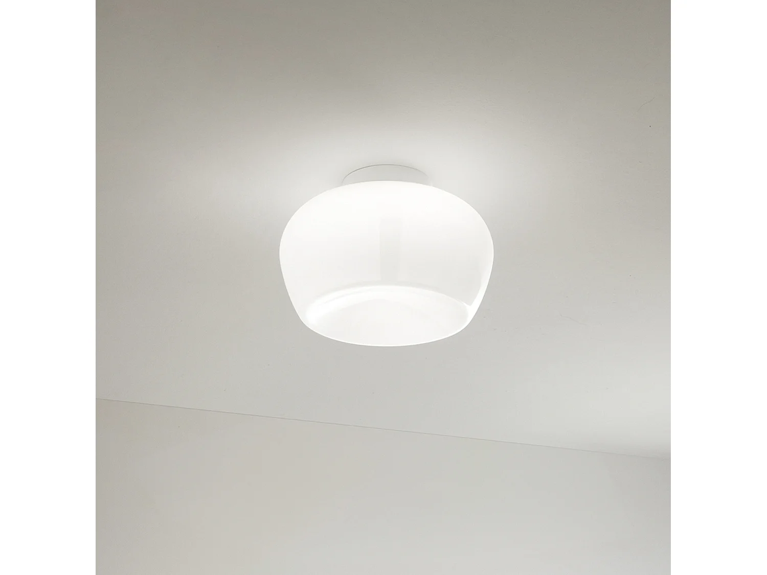 10S48532 serie witte glazen hanglamp met LED-verlichting, 20W 3000K, dimbaar, mat wit metalen frame, diameter 38 cm - Perenz