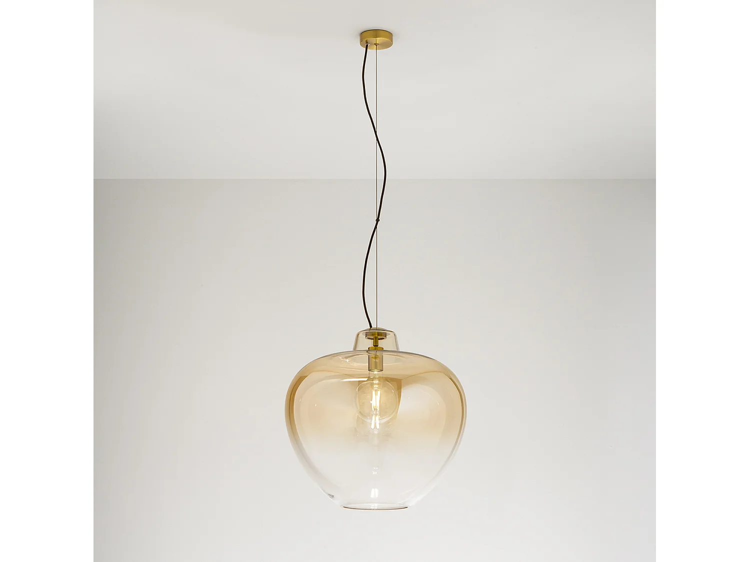10S46667 AM hanglamp van geblazen glas, modern design met een kap van gespiegeld amberkleurig glas en een frame van gepolijst messing, E27 - Perenz