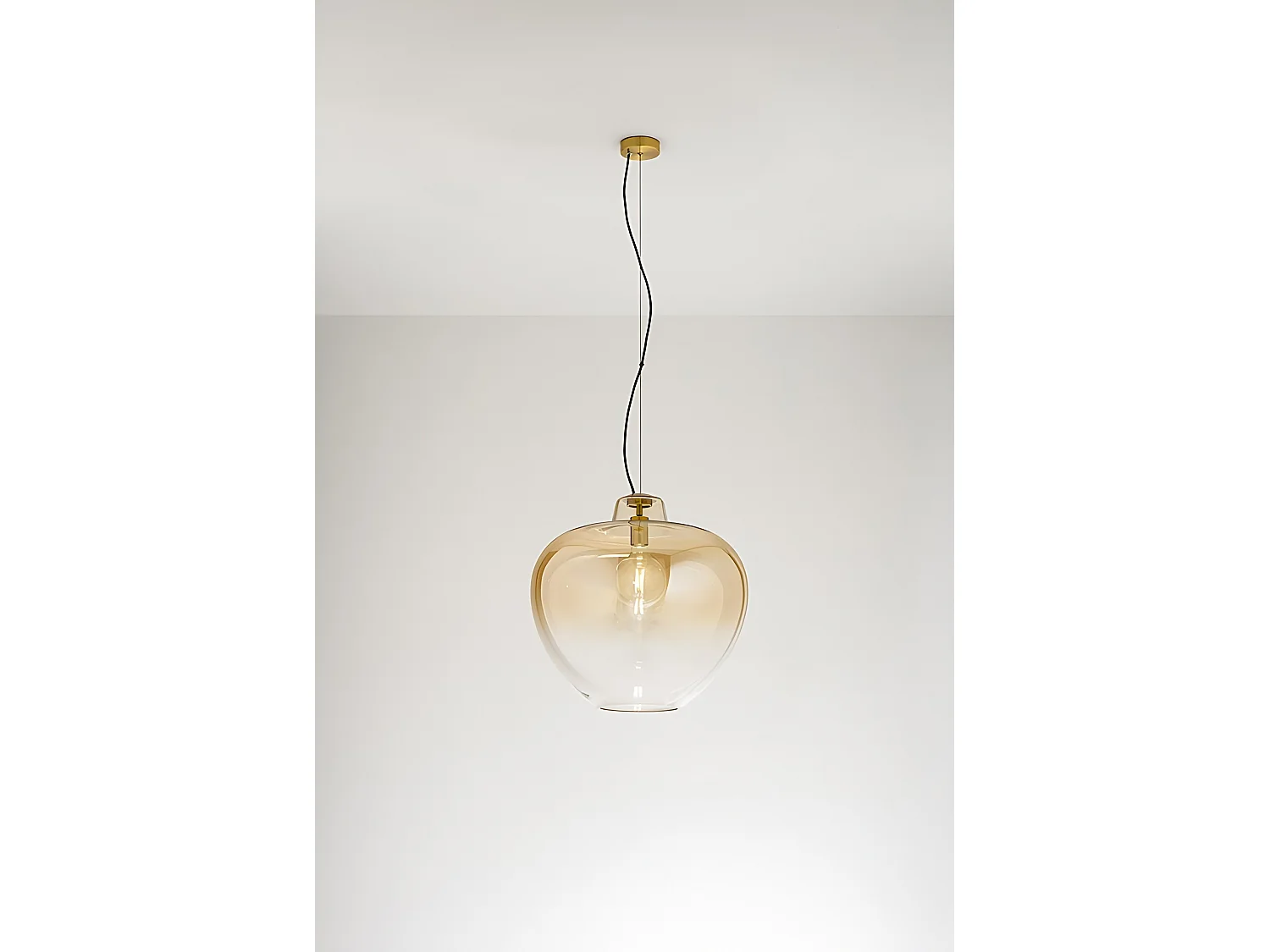 10S46667 AM hanglamp van geblazen glas, modern design met een kap van gespiegeld amberkleurig glas en een frame van gepolijst messing, E27 - Perenz