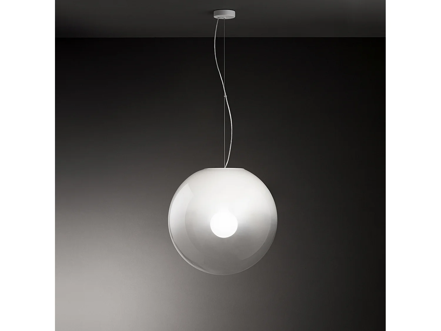 Hanglamp van gekapseld opaalwit geblazen glas, metalen en aluminium structuur, diameter 50 cm, E27 fitting, klasse I, IP20 - Perenz