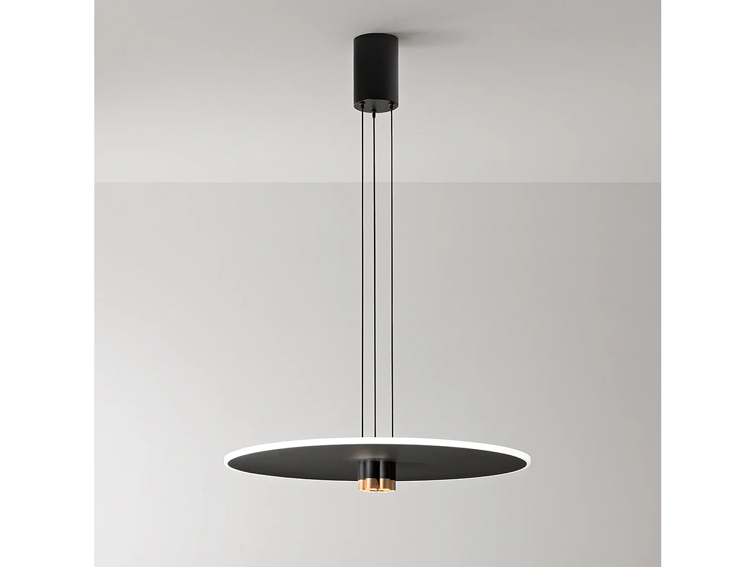 Candeeiro Suspenso LED 50W Design Moderno Metal Preto Mate e Ouro Escovado, Difusor Acetinado, Regulável, Diâmetro 70 cm - Perenz, Elegante