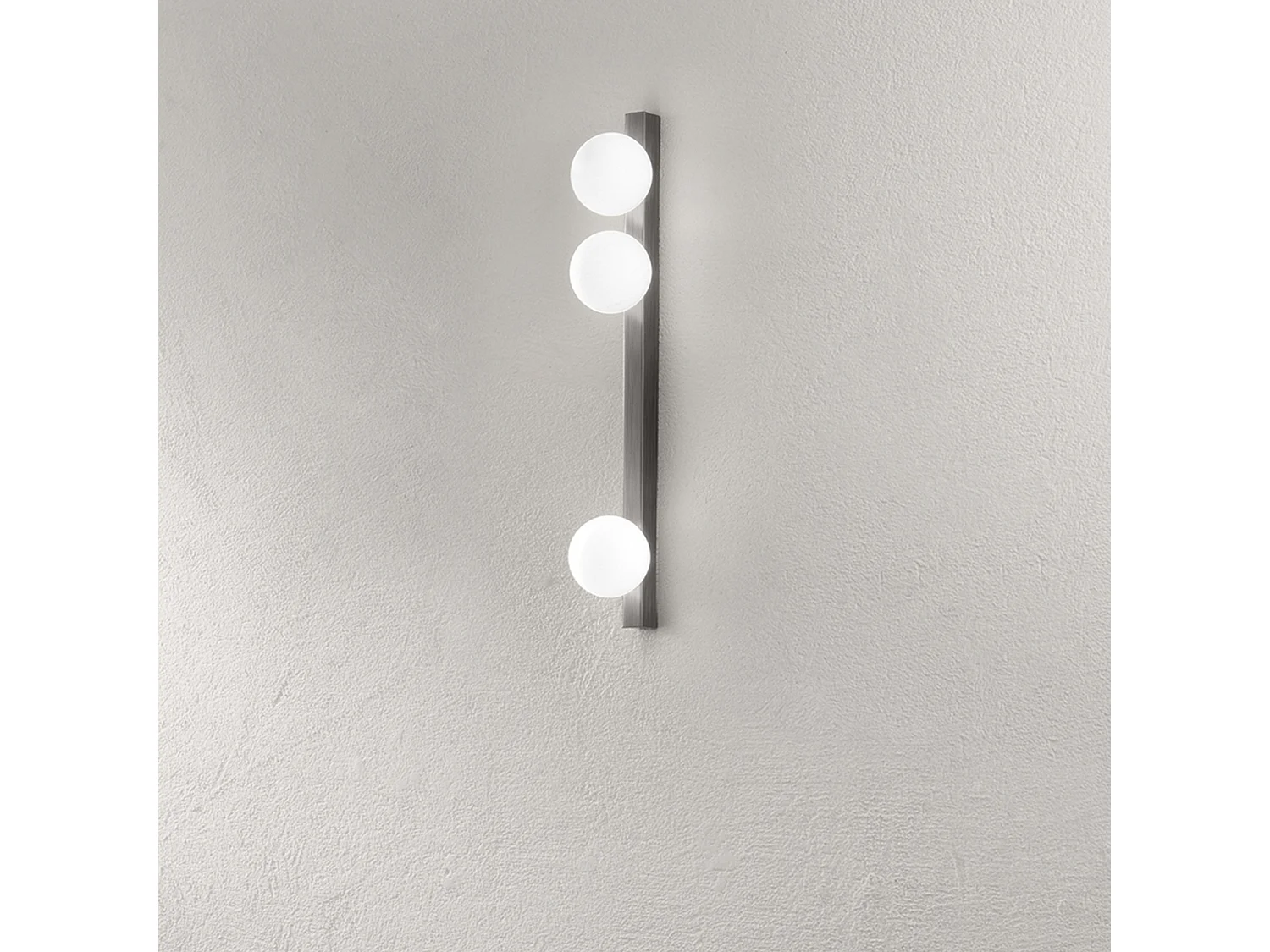 Moderne 3-flammige Deckenleuchte aus titangrauem Metall mit kugelförmigen Diffusoren aus weiß geätztem Glas - Elegantes Design, 60 cm - Perenz