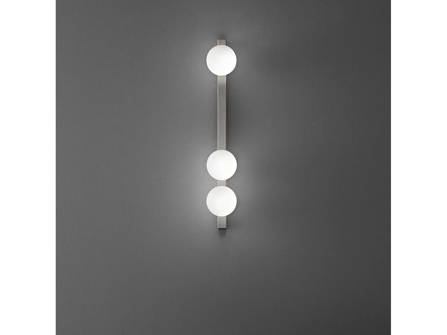 Moderne 3-flammige Deckenleuchte aus titangrauem Metall mit kugelförmigen Diffusoren aus weiß geätztem Glas - Elegantes Design, 60 cm - Perenz