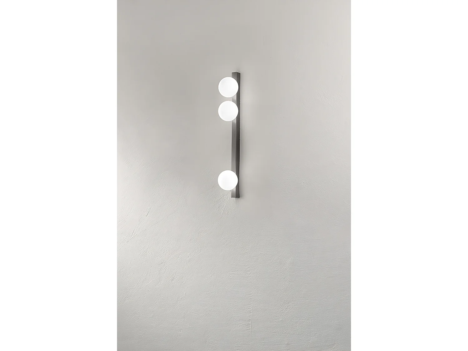Moderne 3-flammige Deckenleuchte aus titangrauem Metall mit kugelförmigen Diffusoren aus weiß geätztem Glas - Elegantes Design, 60 cm - Perenz