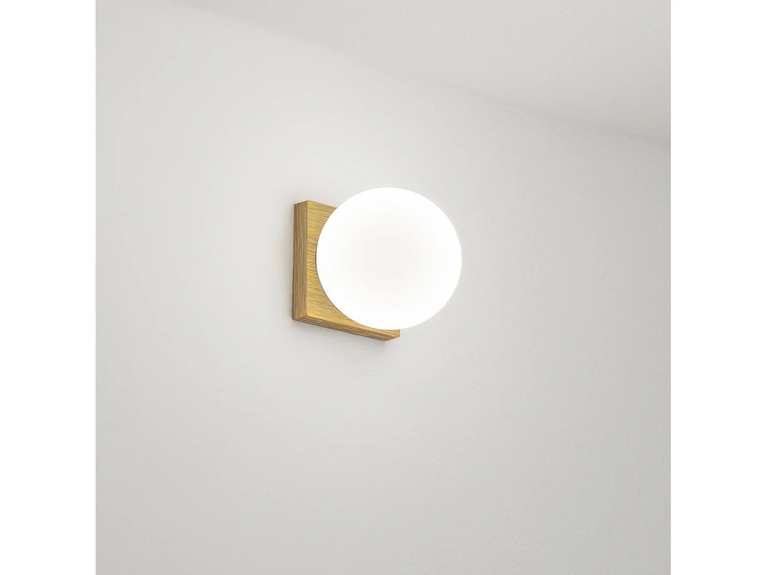 Moderne LED-plafondlamp 8W 3000K in gepolijst messing en geblazen glas - Elegant ontwerp voor binnen, IP40 - Perenz