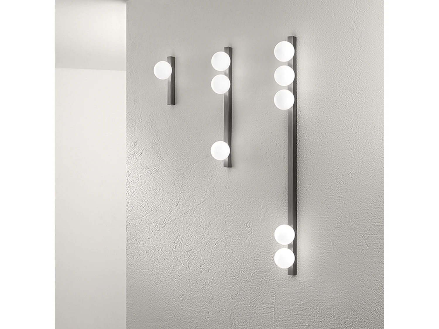 Deckenleuchte 10S48482 aus titangrauem Metall, 5 Glasdiffusoren weiß geätzt, mundgeblasen, modernes Design - Perenz