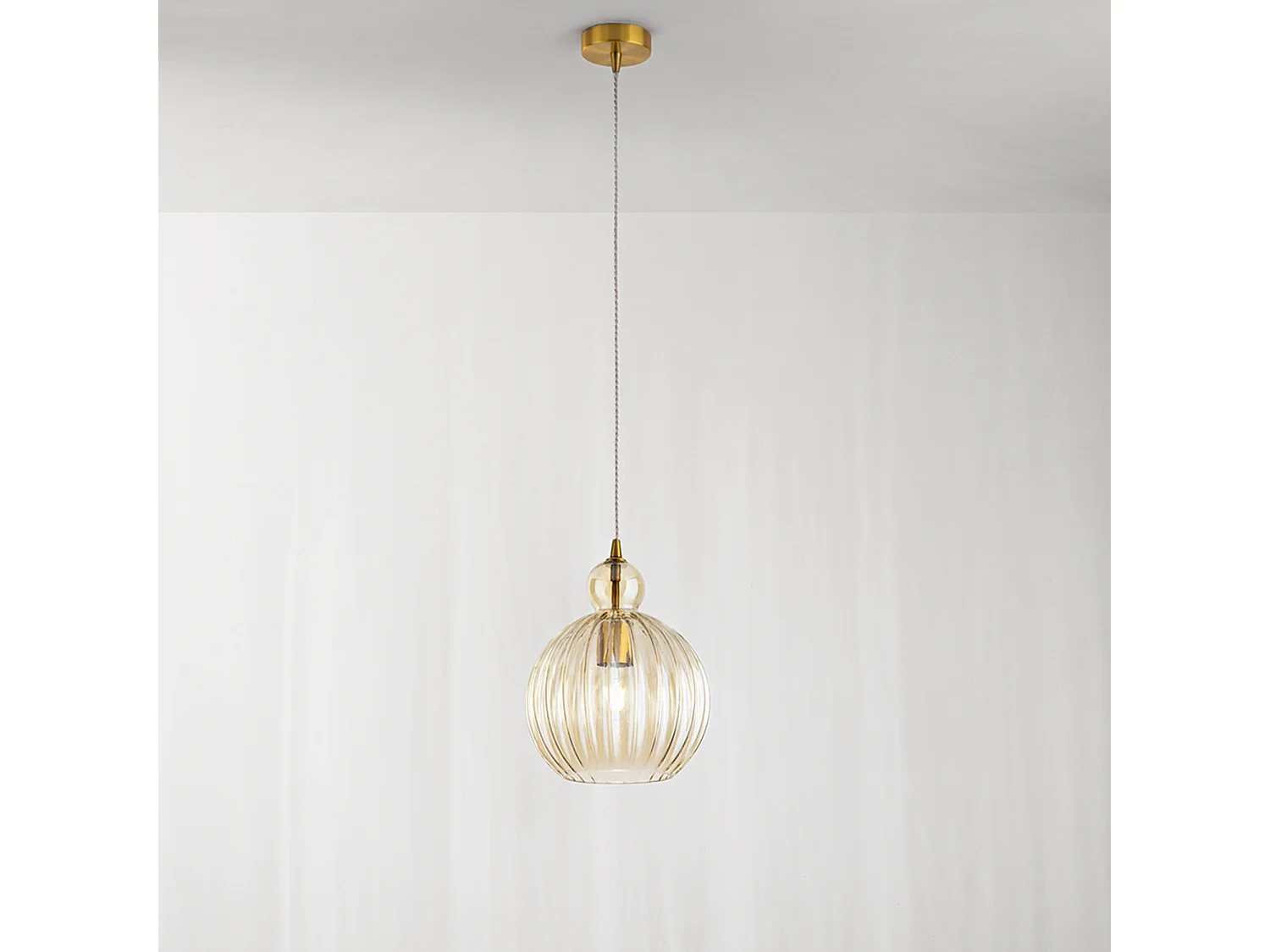 Hanglamp van geplooid cognacbruin spiegelglas en gepolijst messing, met een structuur van metaal en aluminium, E27 fitting, d.32cm h.191cm - Perenz