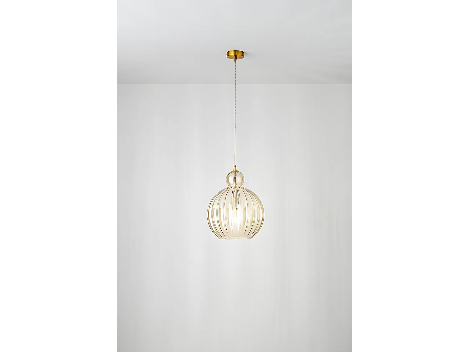 Lampa wisząca z plisowanego szkła w kolorze koniakowym i mosiądzu, metalowa konstrukcja, oprawka E27, wymiary D.32cm H.191cm, marka Perenz.