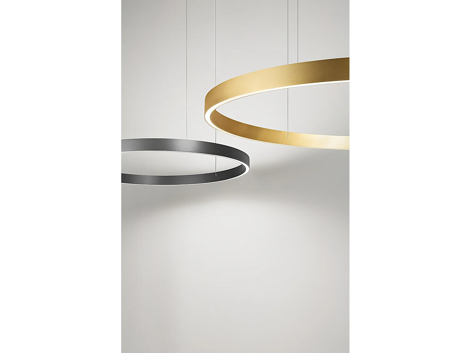 Candeeiro Suspenso LED Série 8284, Estrutura em Metal e Alumínio, Design Moderno Ouro Escovado, 87W Regulável, Diâmetro 100cm - Perenz Iluminação
