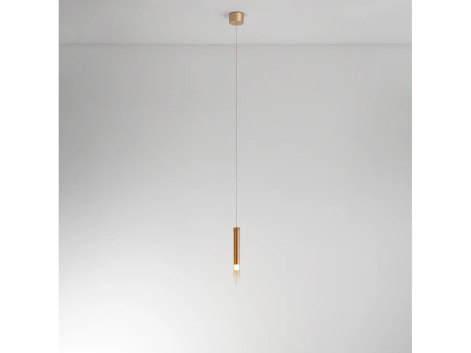 Hanglamp van gespiegeld amberkleurig en geborsteld goudkleurig borosilicaatglas, dimbare 8W LED, modern en elegant design - Perenz