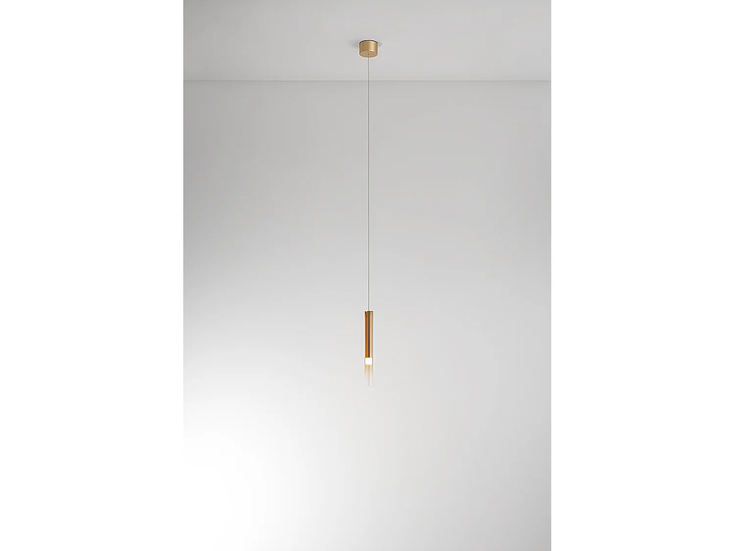 Hanglamp van gespiegeld amberkleurig en geborsteld goudkleurig borosilicaatglas, dimbare 8W LED, modern en elegant design - Perenz